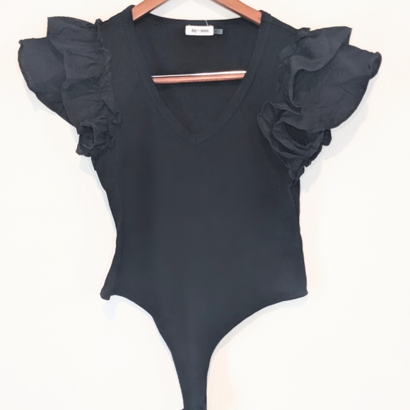 Day+Moon Black Ruffled Sleeve Ribbed Bodysuit M - Picture 1 of 6